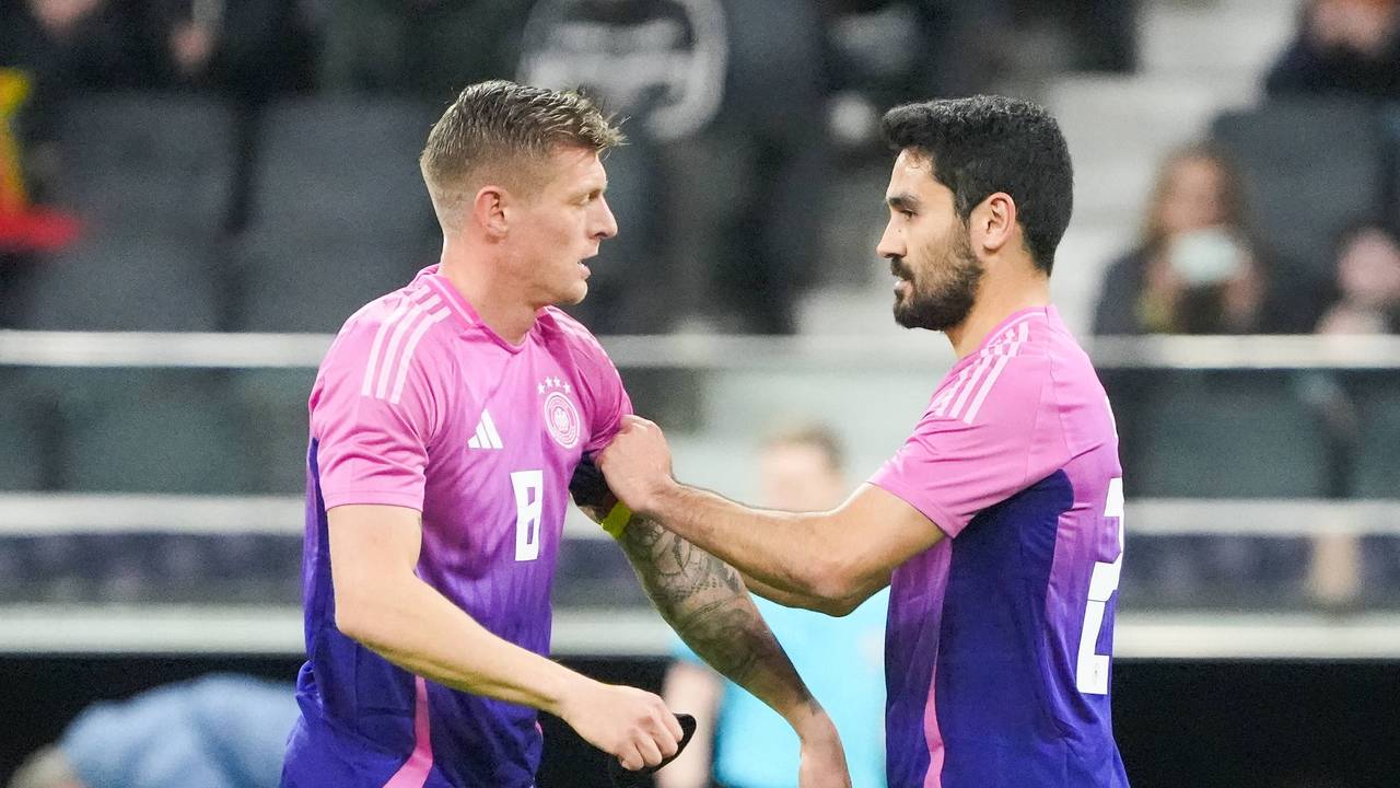 Toni Kroos bekommt die Kapitänsbinde von Ilkay Gündogan.