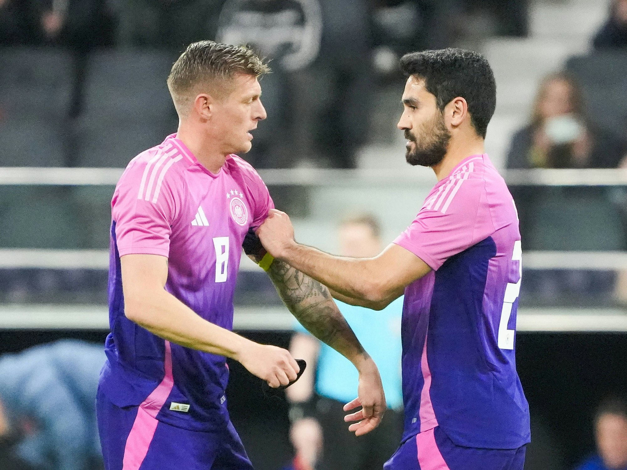 Toni Kroos bekommt die Kapitänsbinde von Ilkay Gündogan.