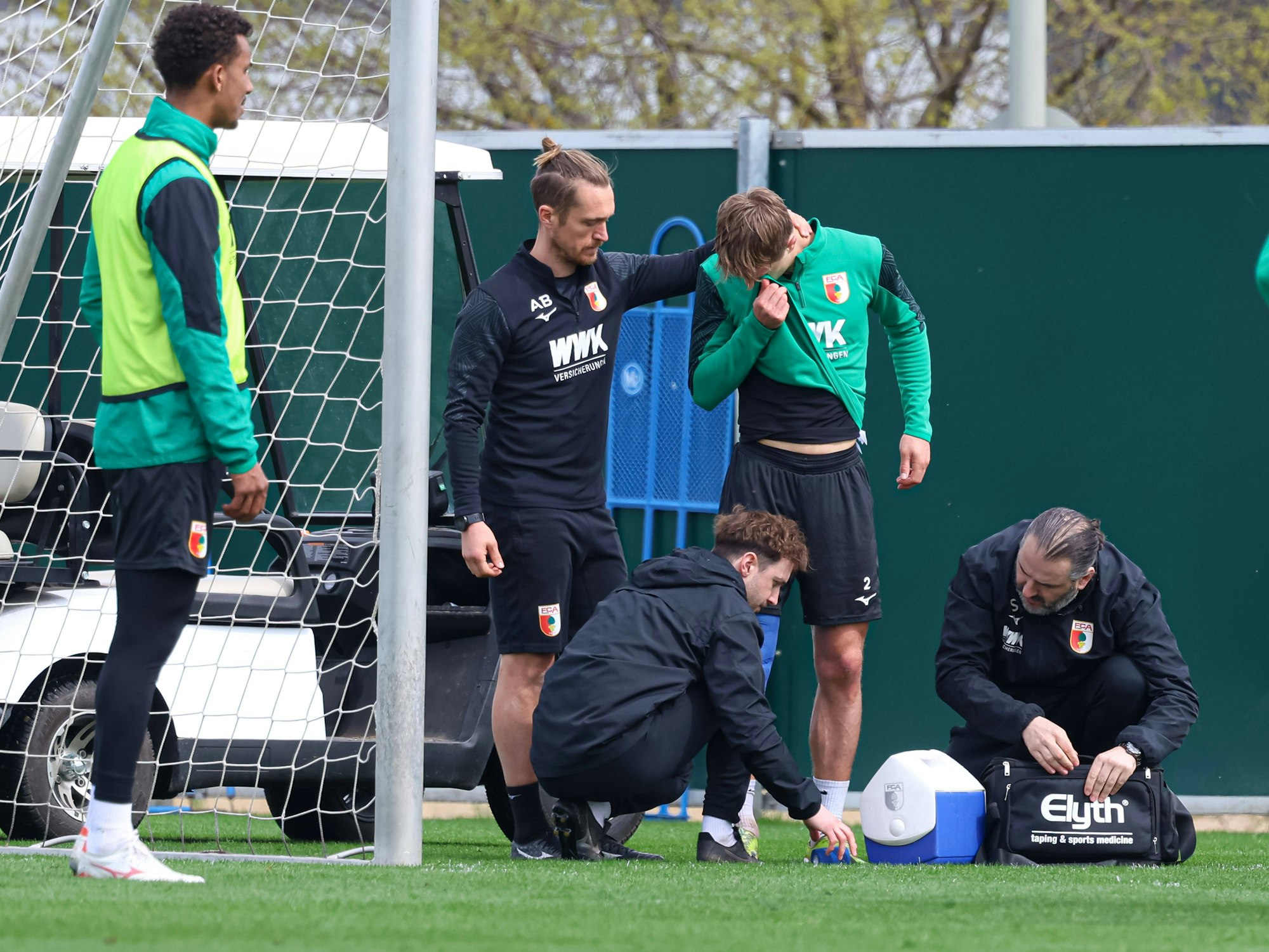 Augsburg-Profi Robert Gumny musste während des Trainings am Dienstag (26. März 2024) behandelt werden.