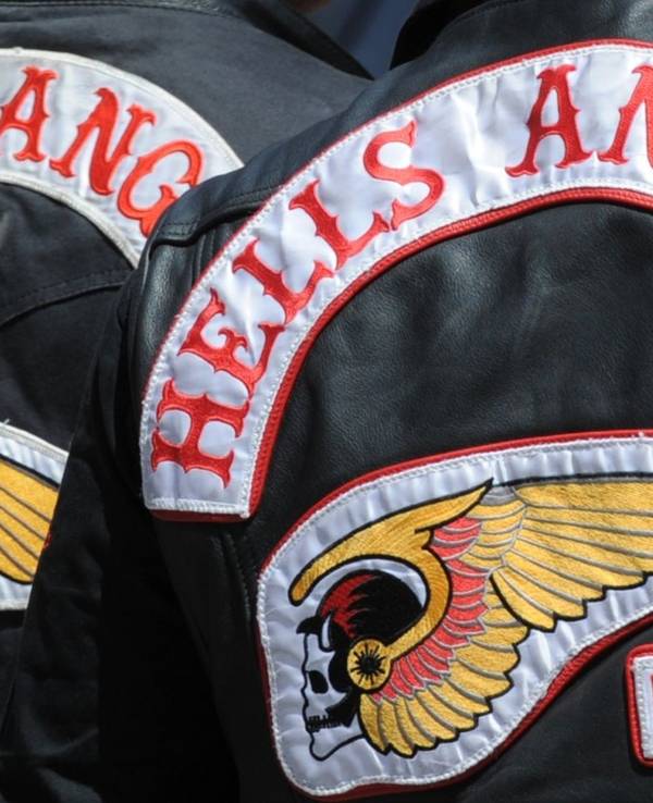 Zwei Hells Angels Mitglieder tragen am 16. Juni 2012 in Reutlingen (Baden-Württemberg) ihre Weste mit Logo der Hells Angels.