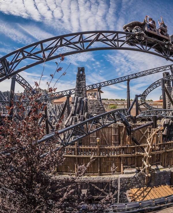 Achterbahn Taron fährt durch das Phantasialand, Blick von unten.