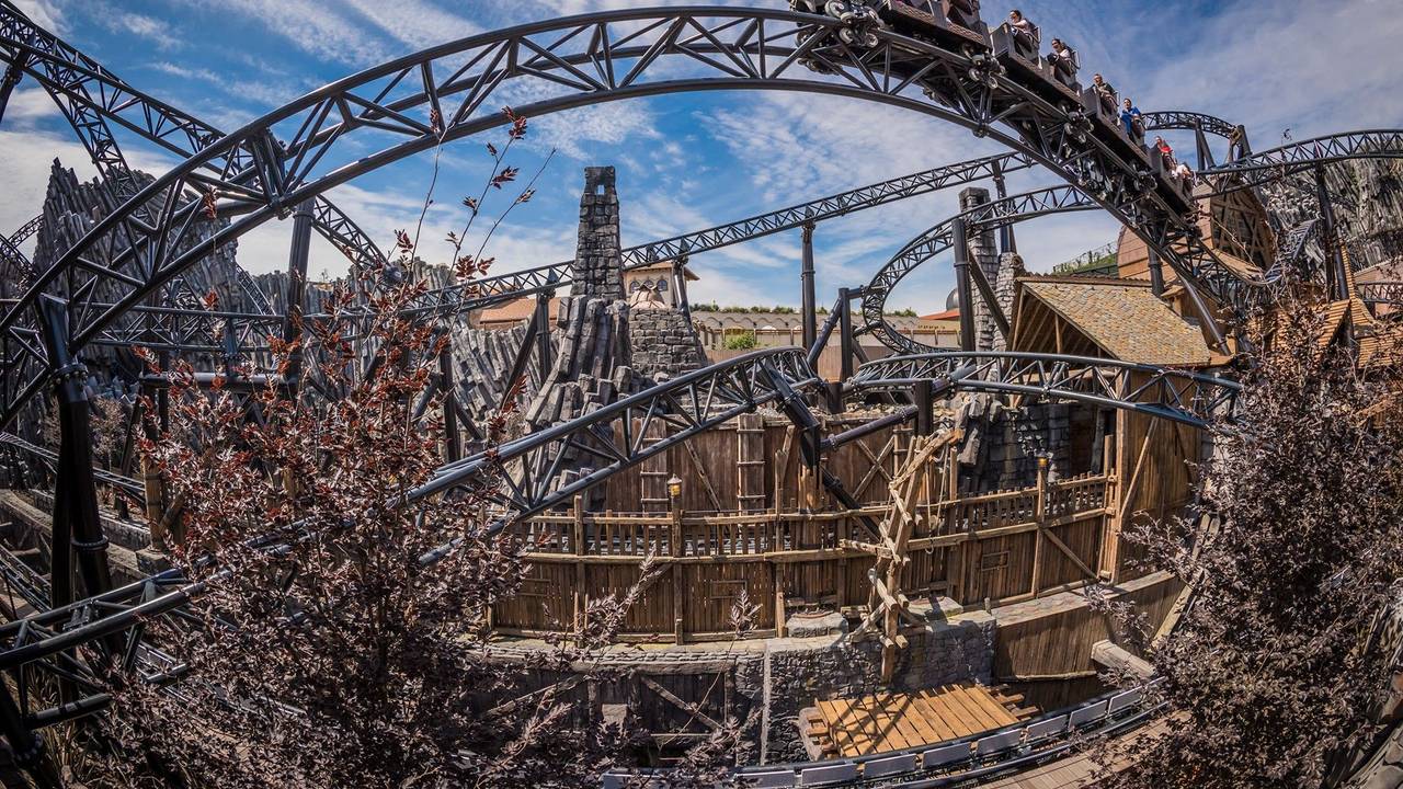 Achterbahn Taron fährt durch das Phantasialand, Blick von unten.