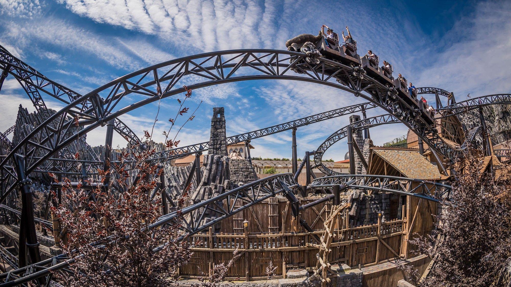 Achterbahn Taron fährt durch das Phantasialand, Blick von unten.