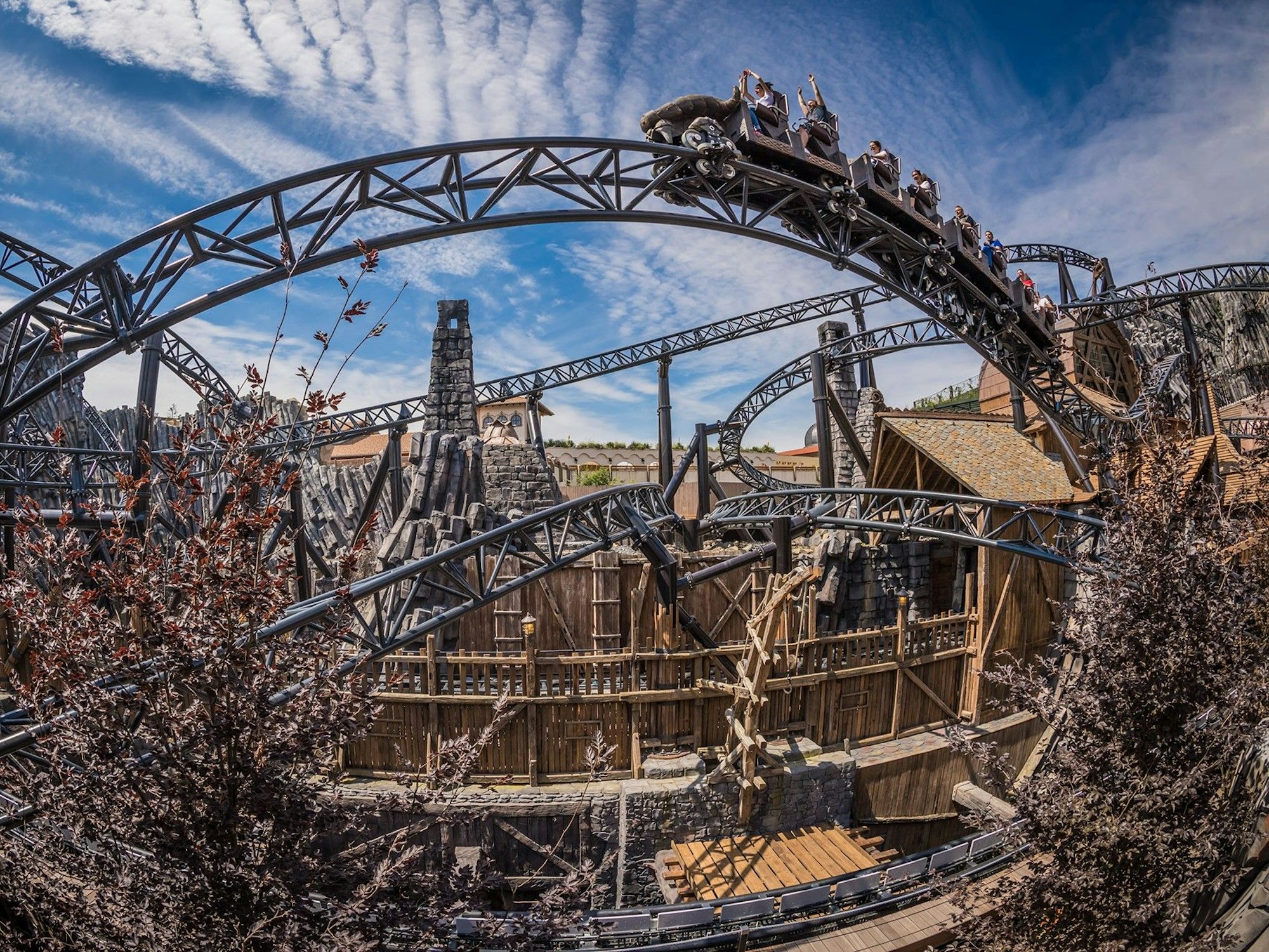 Achterbahn Taron fährt durch das Phantasialand, Blick von unten.