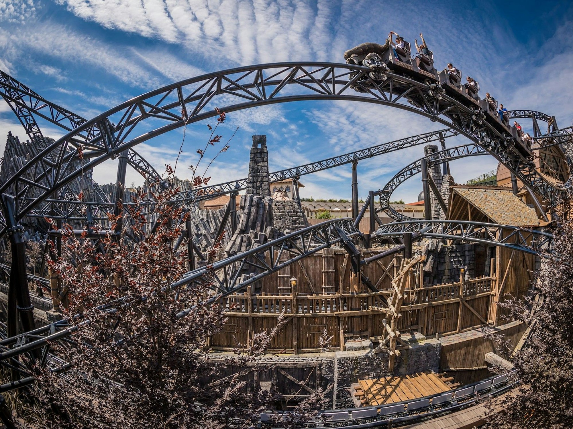 Achterbahn Taron fährt durch das Phantasialand, Blick von unten.