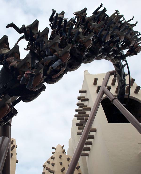 Besucher fahren im Freizeitpark Phantasialand mit einer Achterbahn.