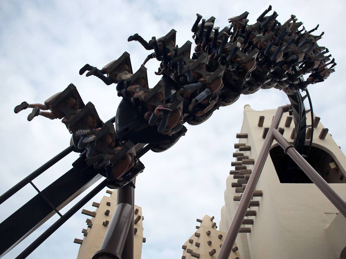 Besucher fahren im Freizeitpark Phantasialand mit einer Achterbahn.