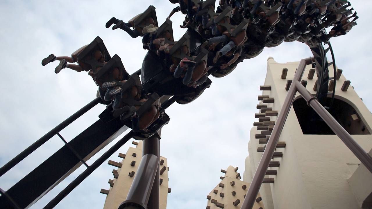 Besucher fahren im Freizeitpark Phantasialand mit einer Achterbahn.
