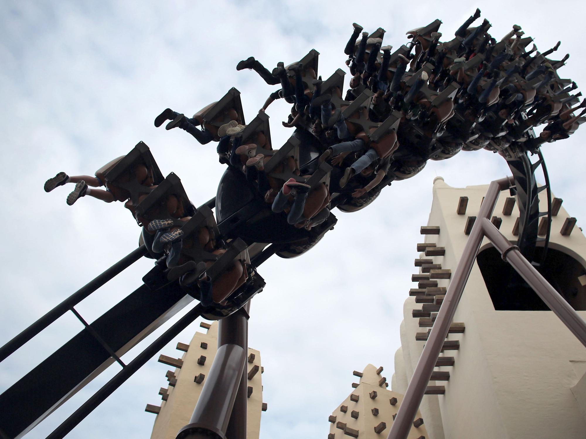 Besucher und Besucherinnen fahren im Freizeitpark Phantasialand mit einer Achterbahn.