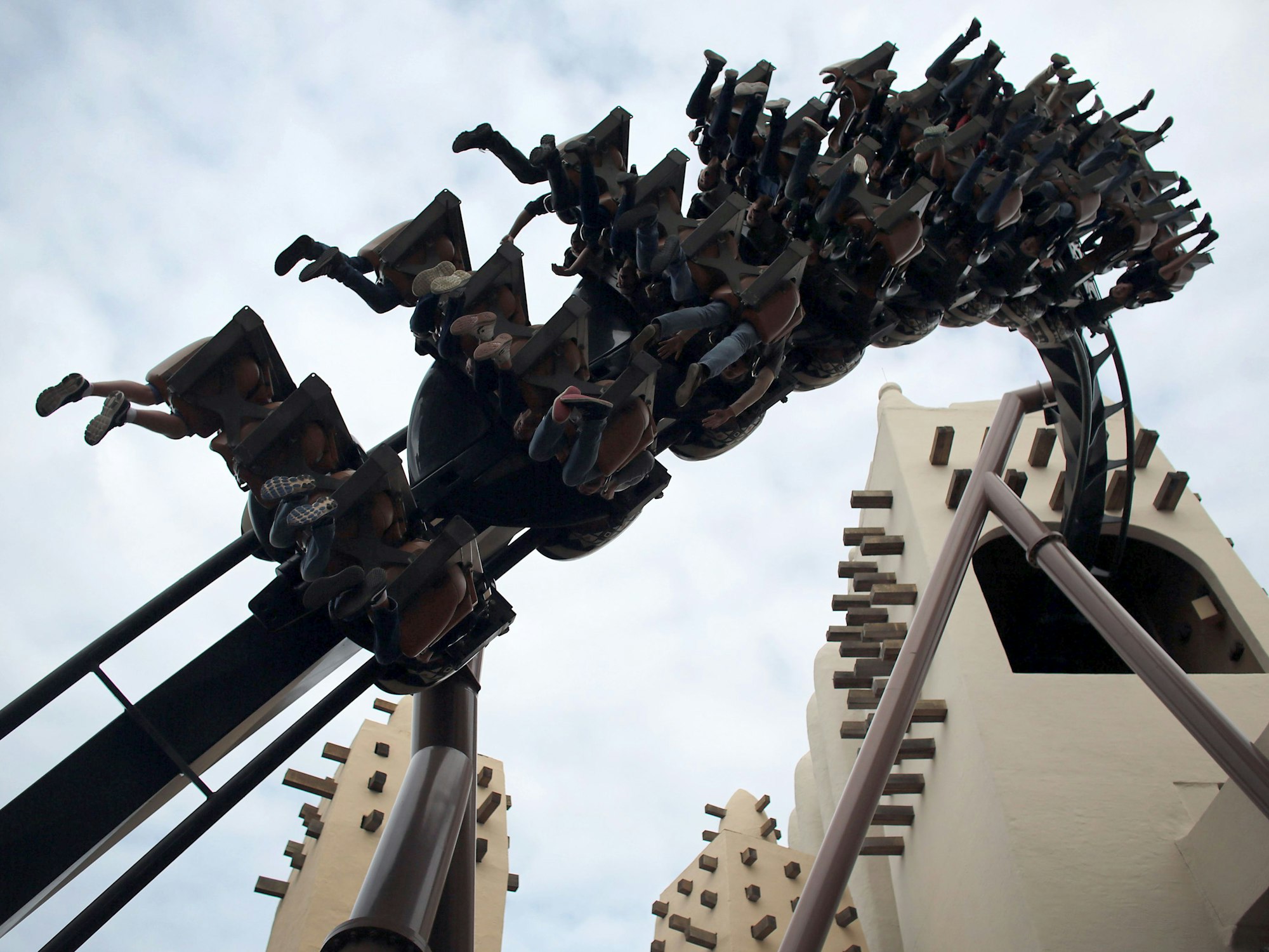 Besucher und Besucherinnen fahren im Freizeitpark Phantasialand mit einer Achterbahn.