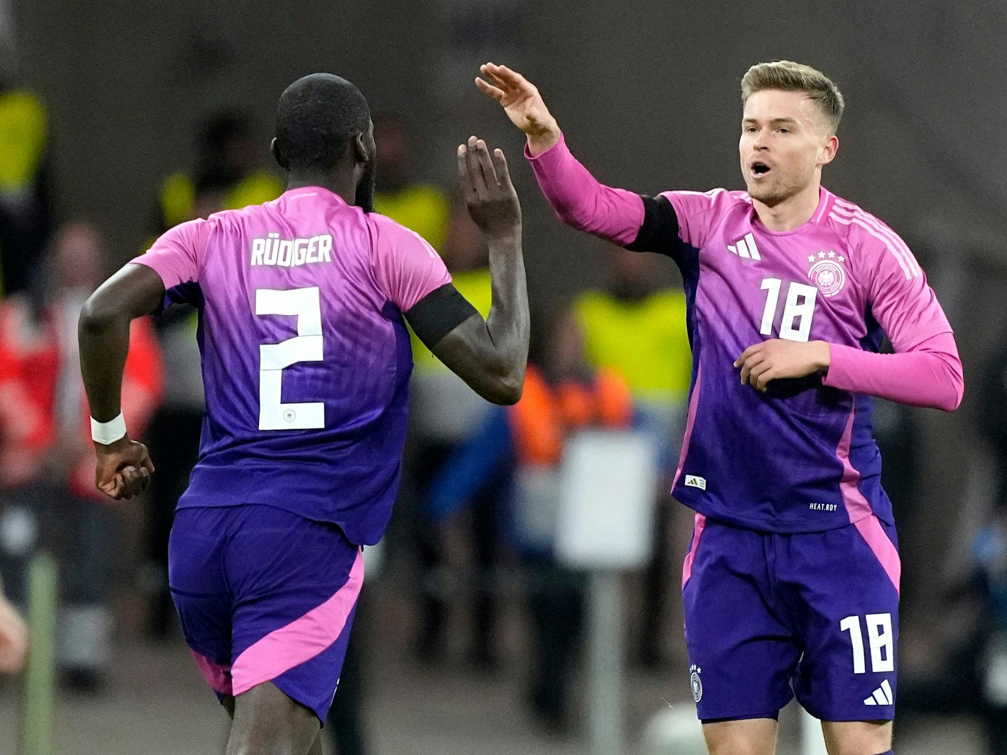 Maximilian Mittelstädt klatscht mit Antonio Rüdiger ab.