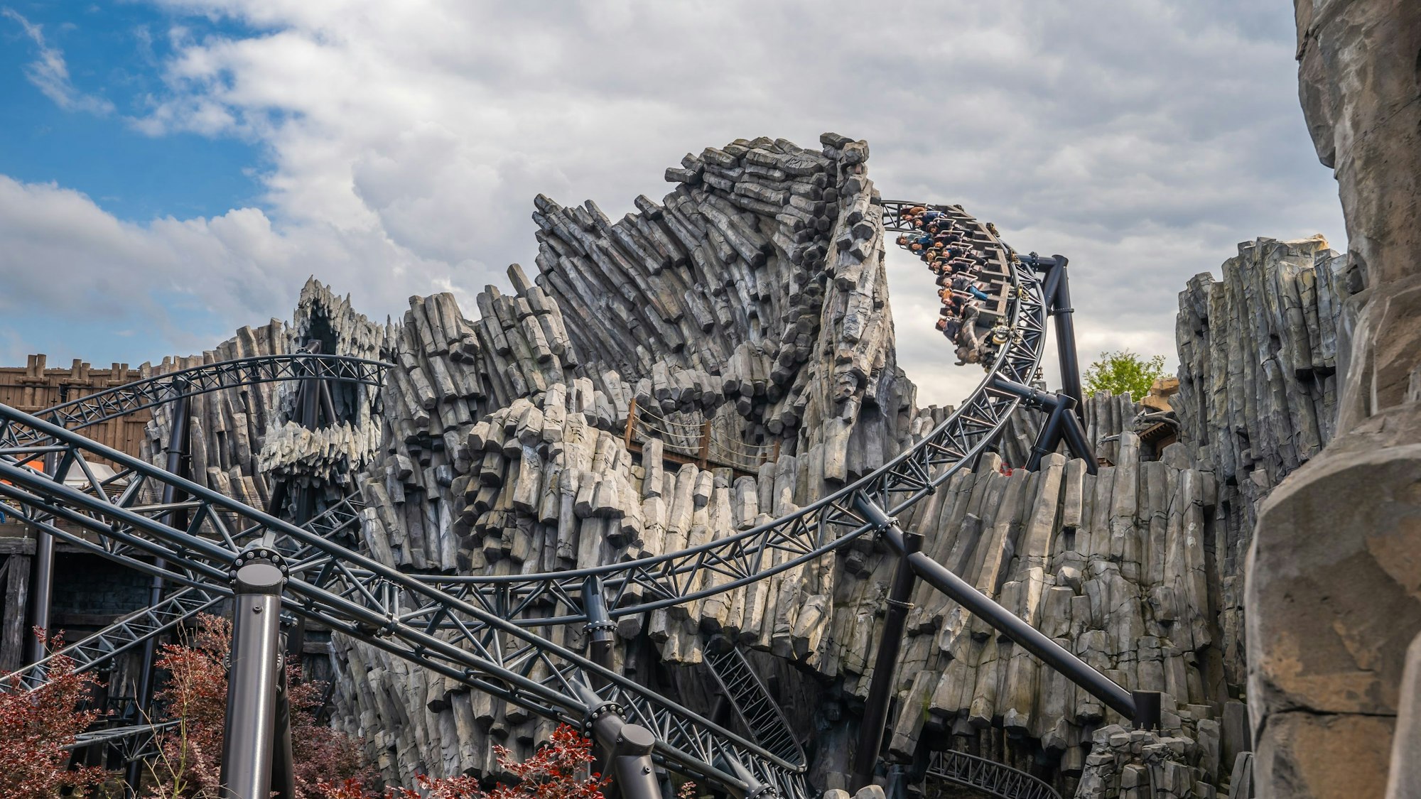 Die Achterbahn Taron im Phantasialand fährt eine Abfahrt hinunter.