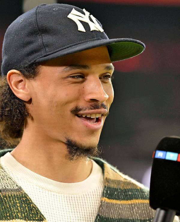Leroy Sané lächelt im Interview.
