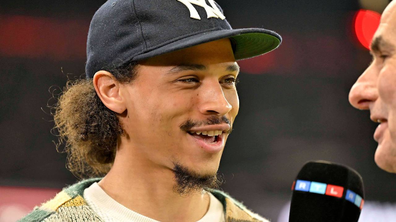 Leroy Sané lächelt im Interview.