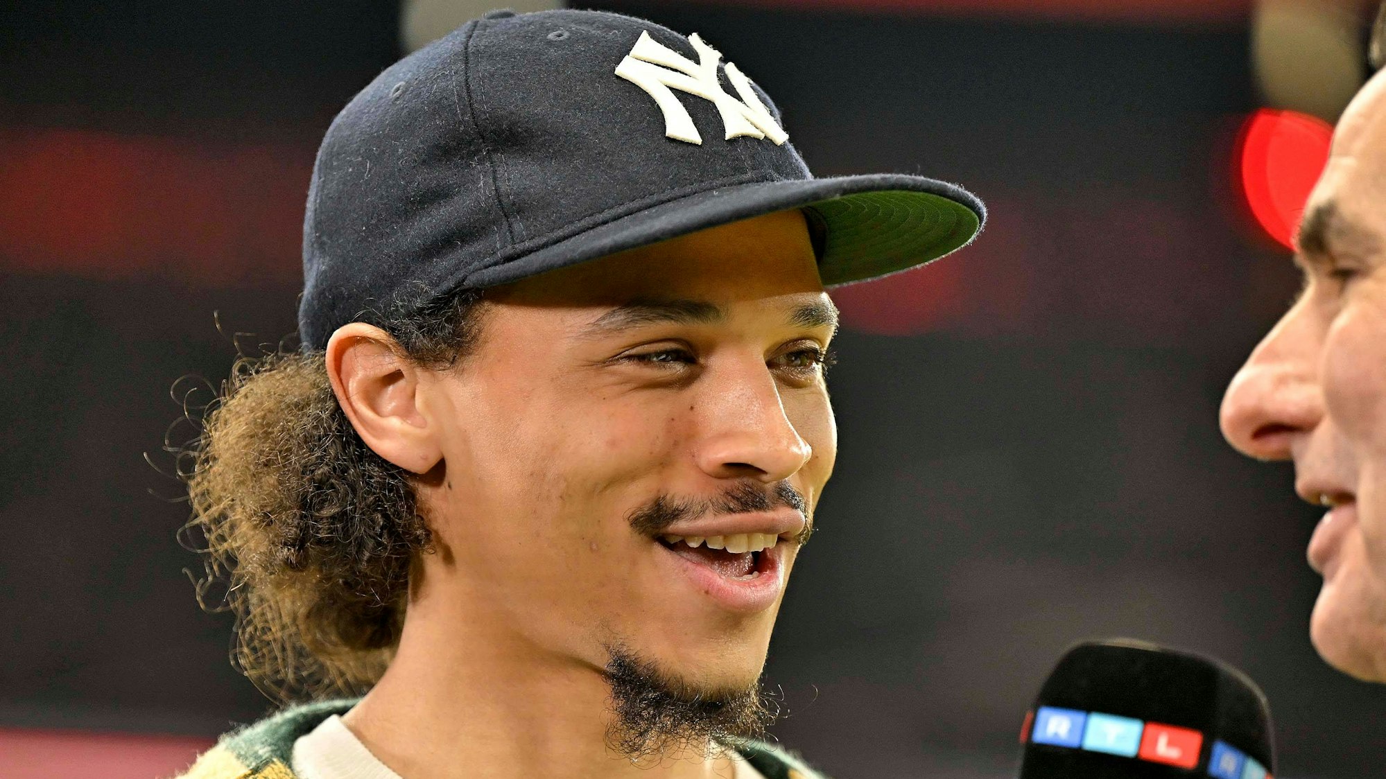 Leroy Sané lächelt im Interview.