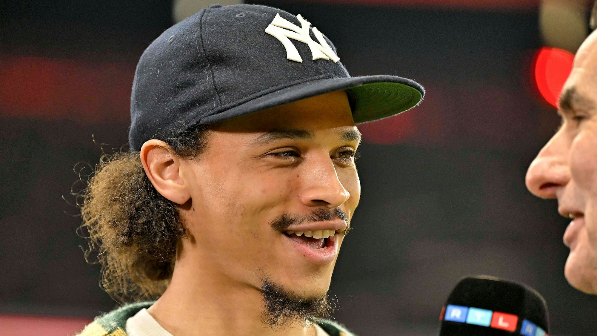 Leroy Sané lächelt im Interview.