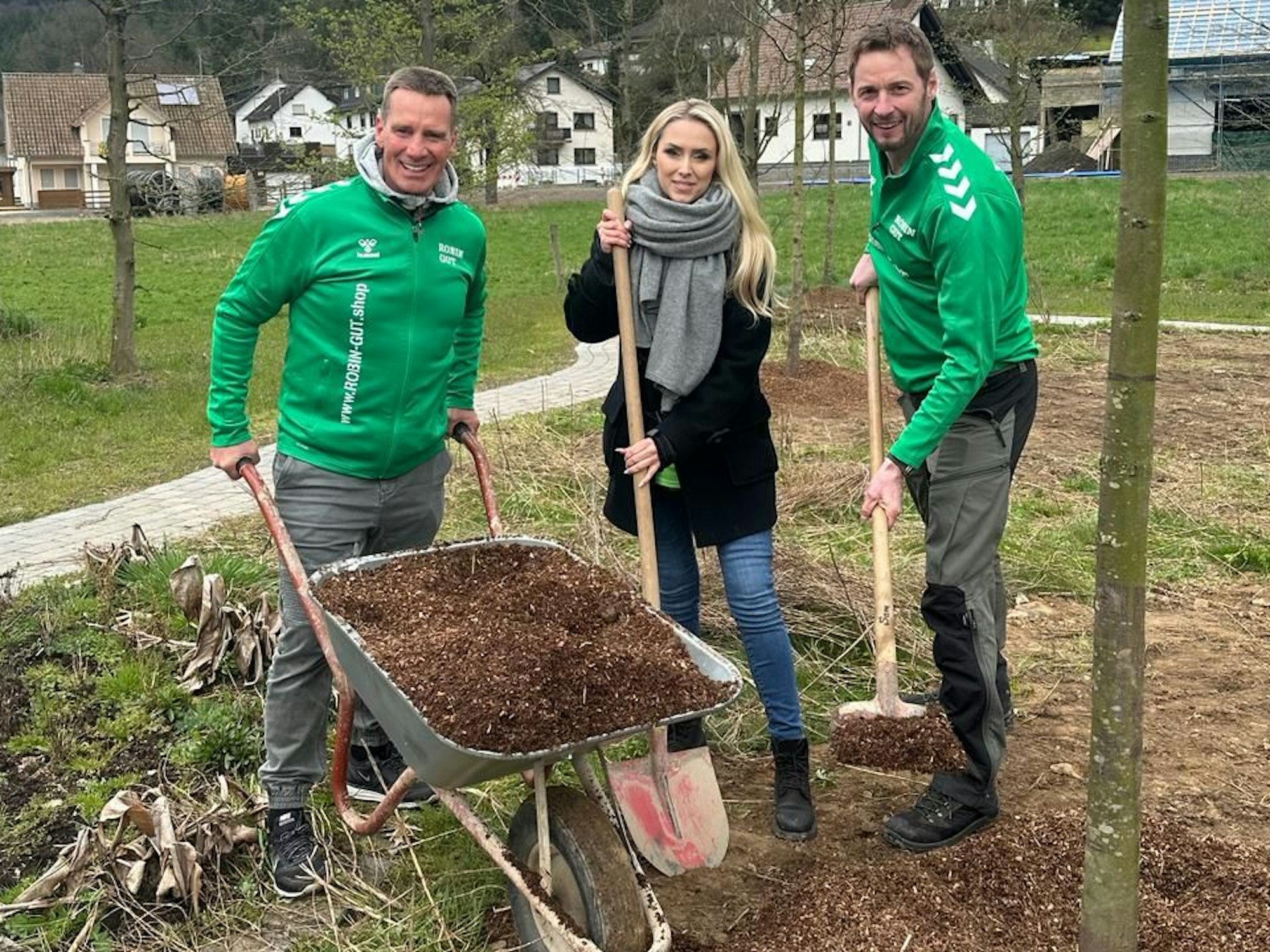 Jürgen Milski, Schauspielerin Vivienne Wulf und Moderator Dieter Könnes pflanzten am Mittwoch (27. März 2024) im Rahmen einer Aktion der Initiative Robin Gut Bäume im Ahrtal.
