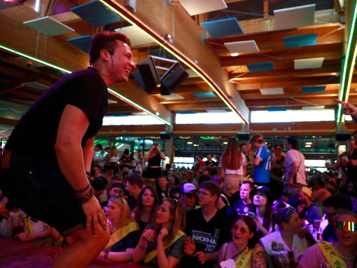 Der deutsche Sänger Roberto Silver tritt zur Saisoneröffnung 2023 im Bierkönig auf Mallorca auf.
