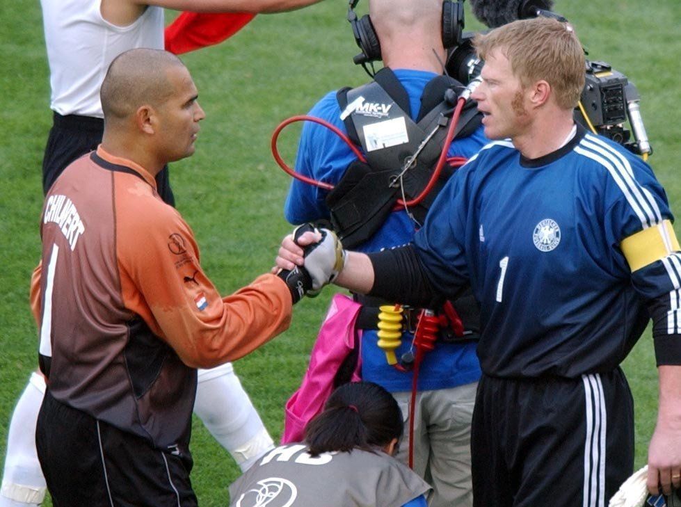 Paraguays Torwart Jose Luis Chilavert (l) verabschiedet sich nach dem Abpfiff von Oliver Kahn.