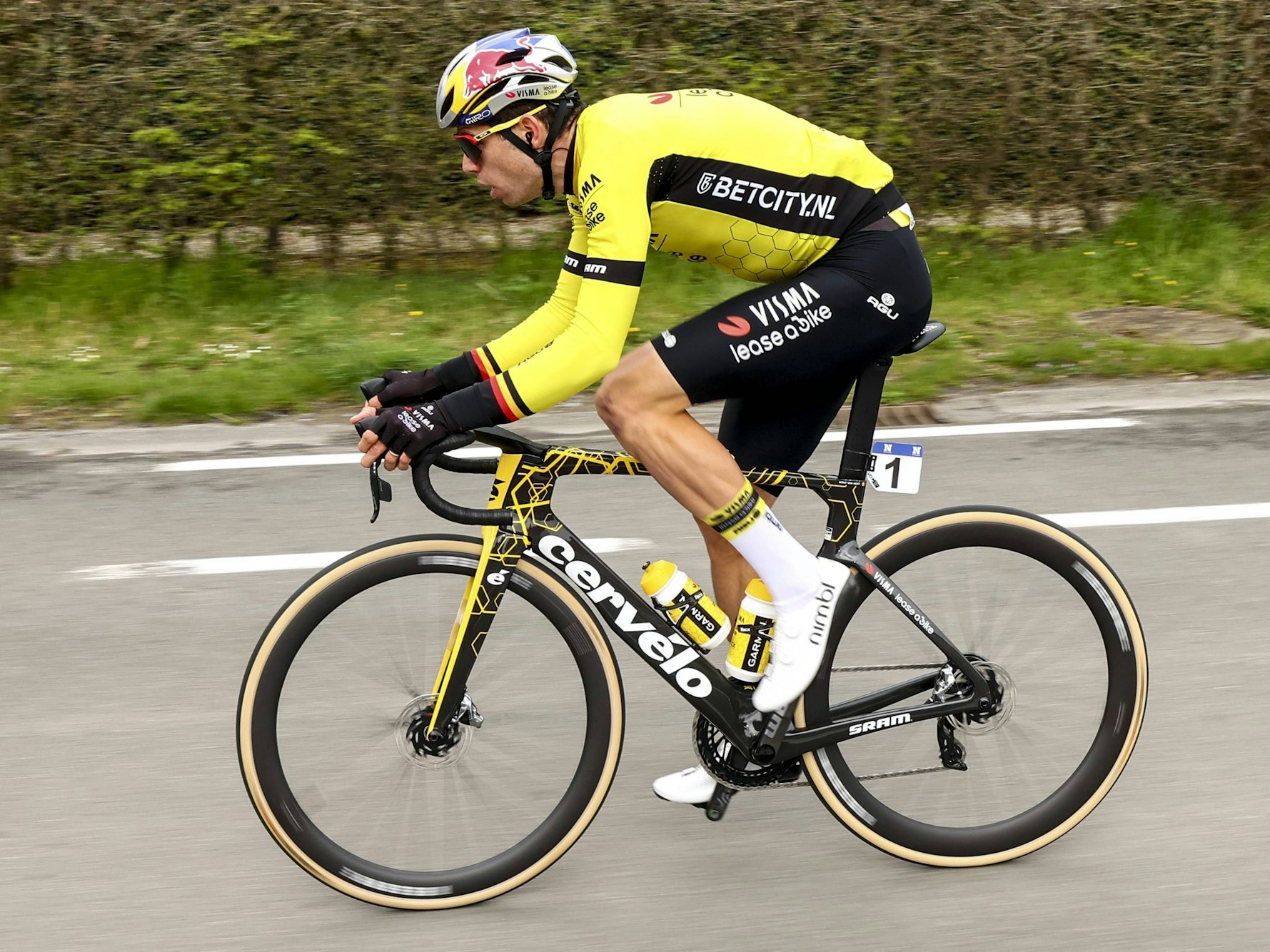 Der belgische Radfahrer Wout van Aert auf seinem Rad während des Rennens Quer durch Flandern.