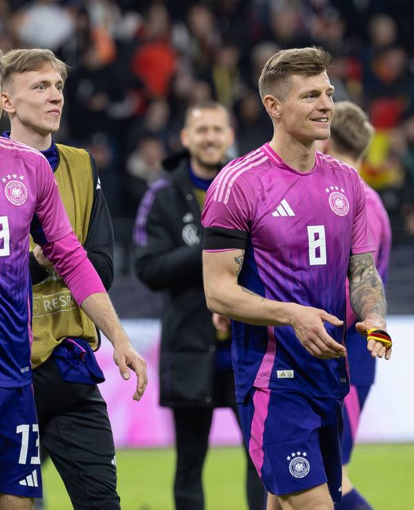 Toni Kroos mit seinem Nationalmannschaftskollegen Thomas Müller nach dem Länderspiel Deutschland gegen die Niederlande.