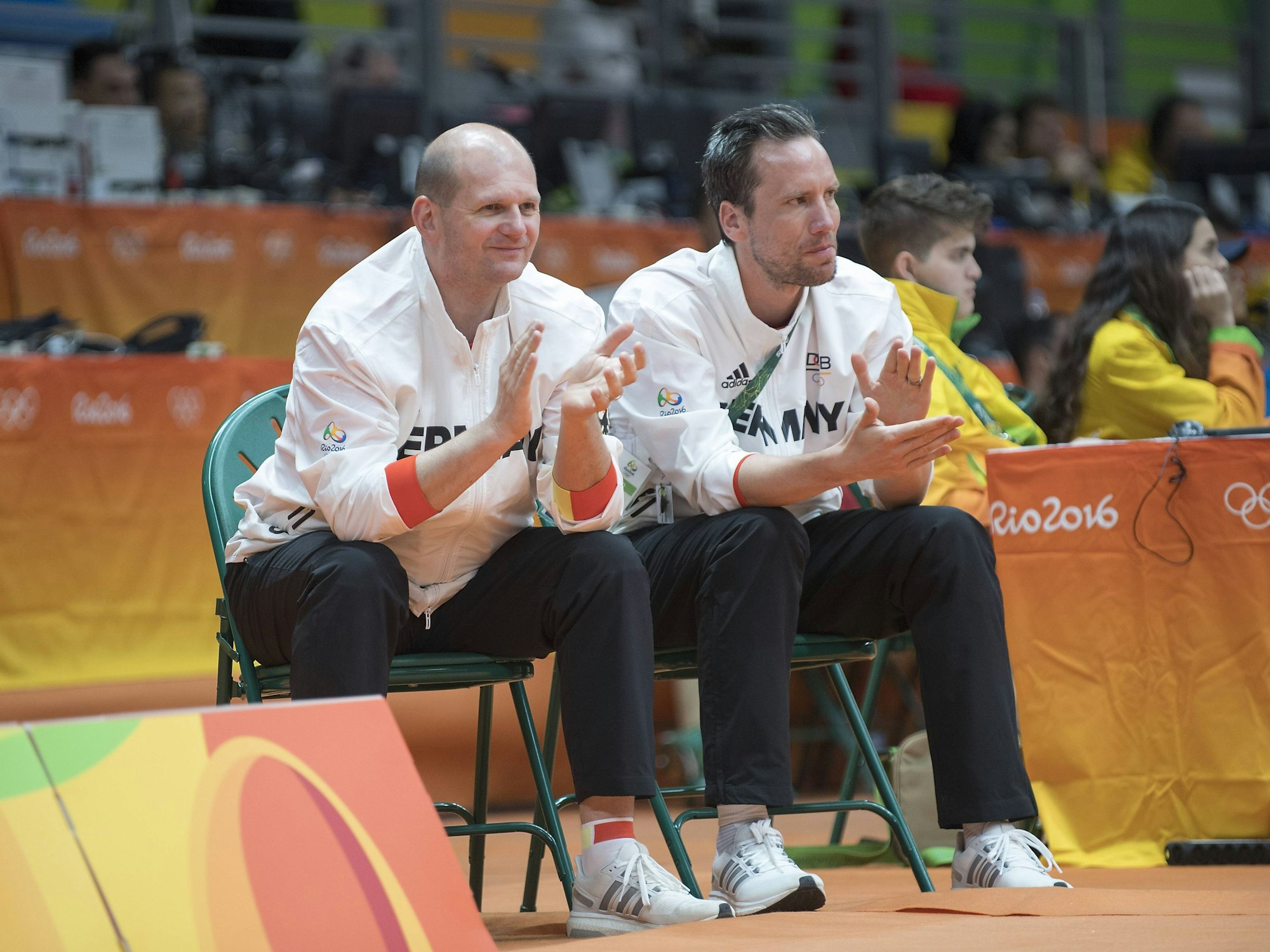 Holger Hasse beobachtet das Spiel und klatscht anfeuernd.