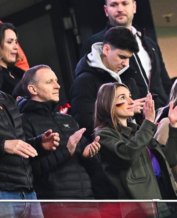 Lena Wurzenberger klatscht beim Länderspiel der deutschen Fußball-Nationalmannschaft am 26. März in Frankfurt gegen die Niederlande.