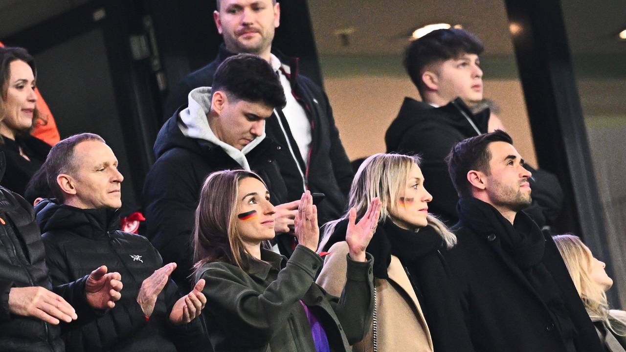 Lena Wurzenberger klatscht beim Länderspiel der deutschen Fußball-Nationalmannschaft am 26. März in Frankfurt gegen die Niederlande.