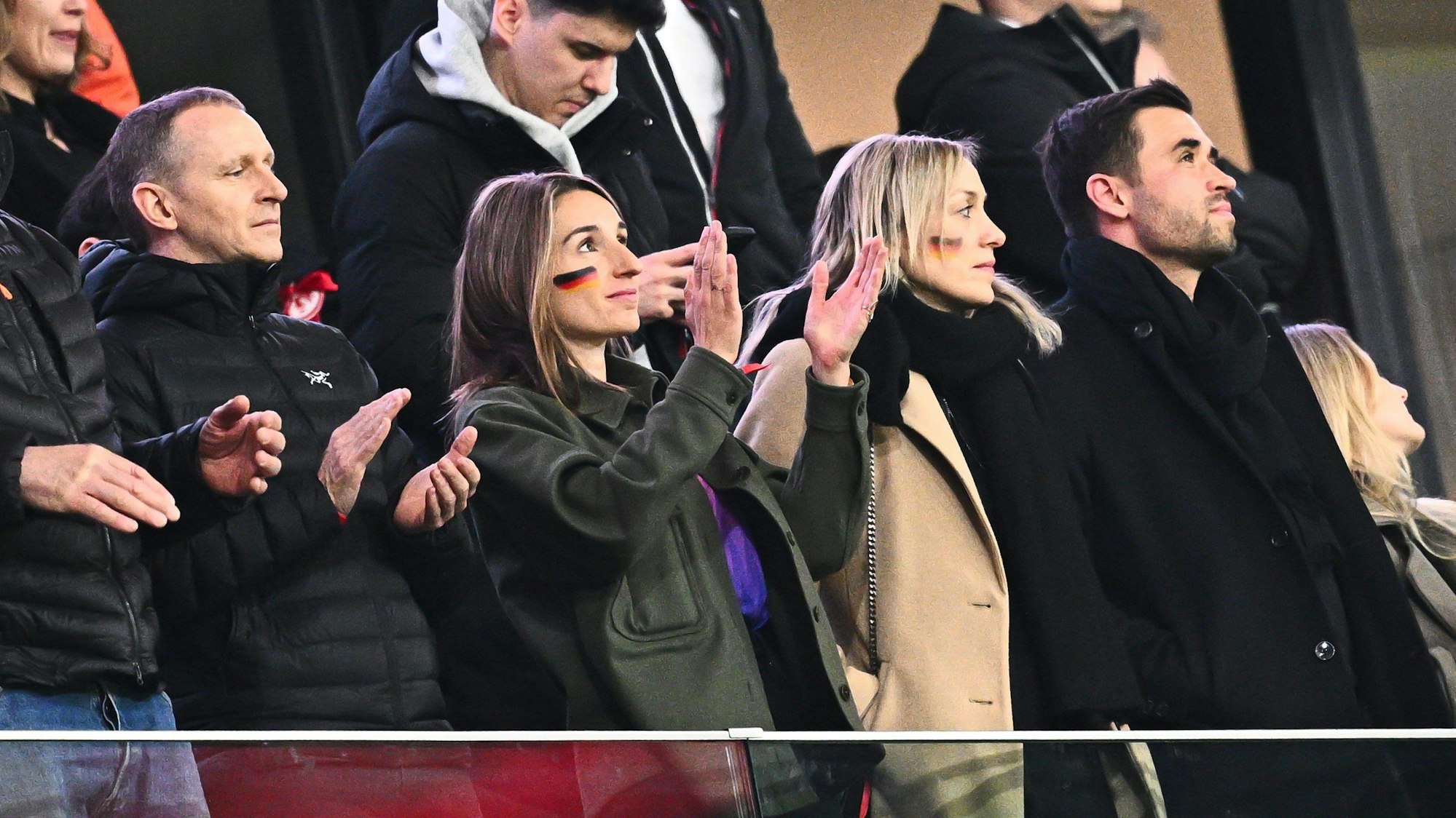 Lena Wurzenberger klatscht beim Länderspiel der deutschen Fußball-Nationalmannschaft am 26. März in Frankfurt gegen die Niederlande.