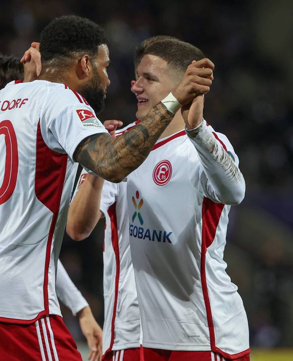 Die Fortuna-Profis Jamil Siebert und Christos Tzolis jubeln zusammen beim Spiel in Osnabrück.