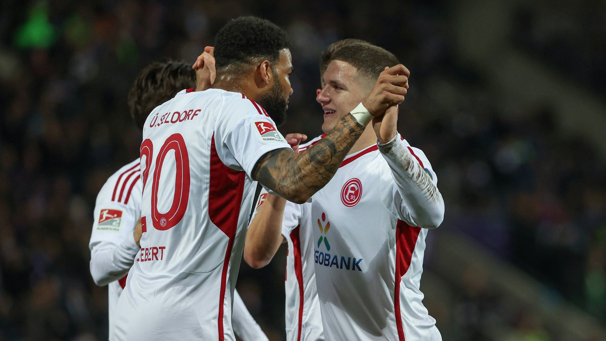 Die Fortuna-Profis Jamil Siebert und Christos Tzolis jubeln zusammen beim Spiel in Osnabrück.