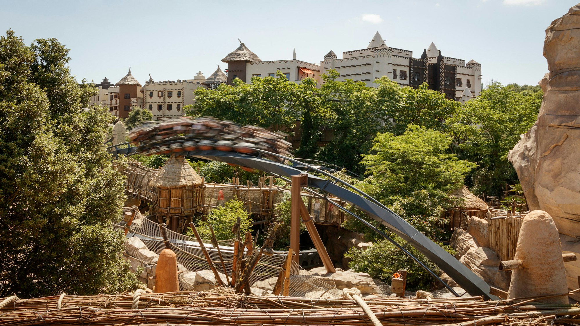 Die Achterbahn Black Mamba fährt mit hoher Geschwindigkeit durch das Phantasialand.