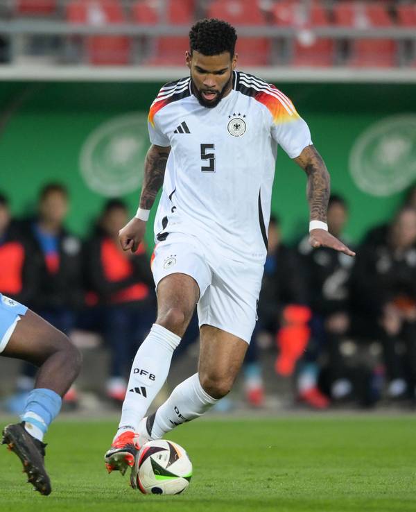 Israels Ayanaw Ferede und Deutschlands Jamil Siebert im Kampf um den Ball.