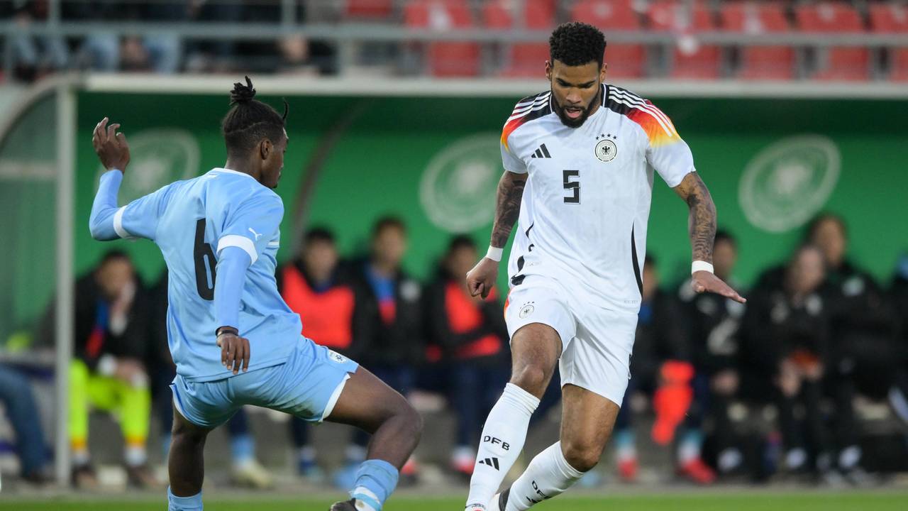 Israels Ayanaw Ferede und Deutschlands Jamil Siebert im Kampf um den Ball.