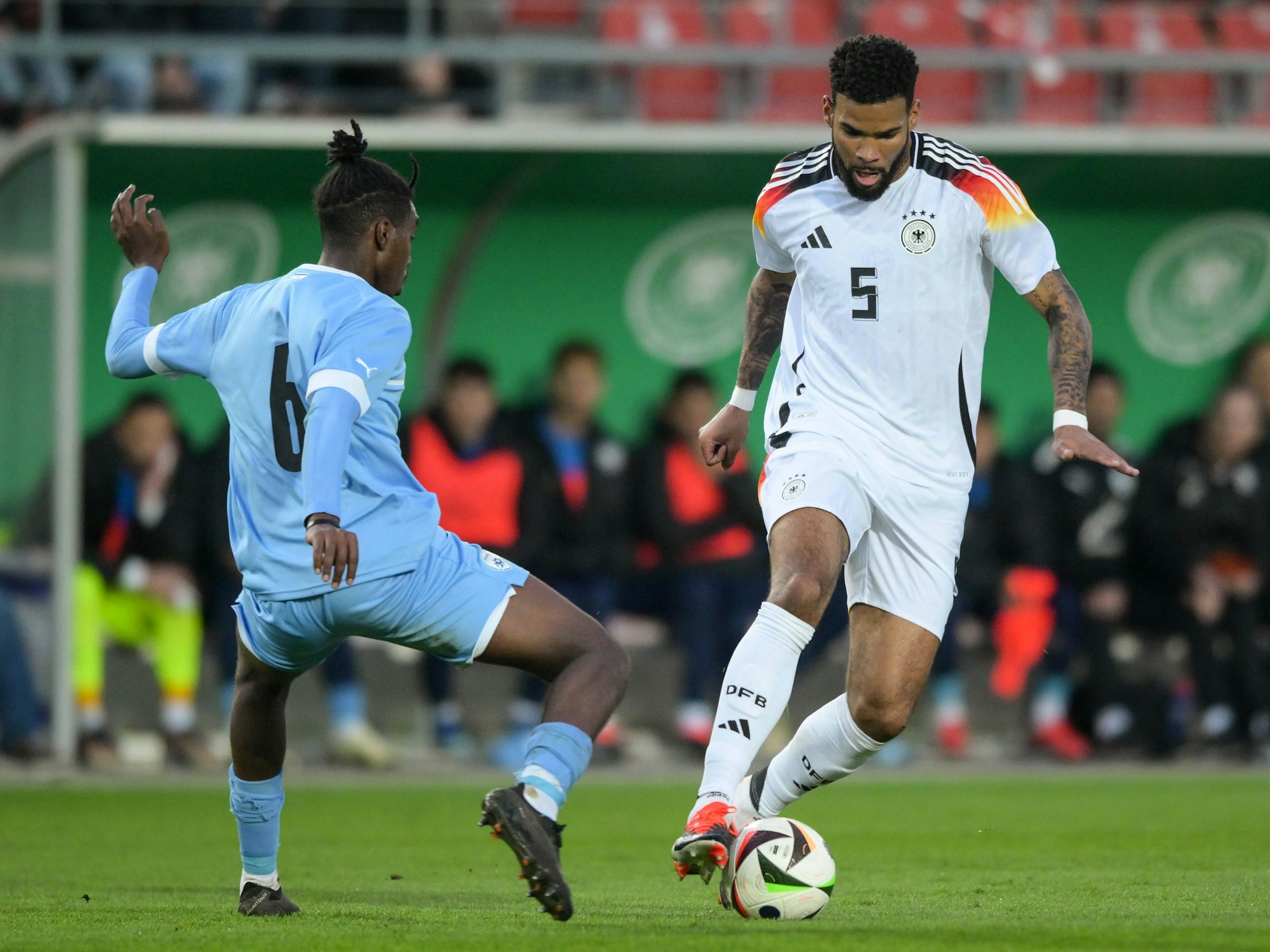 Israels Ayanaw Ferede und Deutschlands Jamil Siebert im Kampf um den Ball.