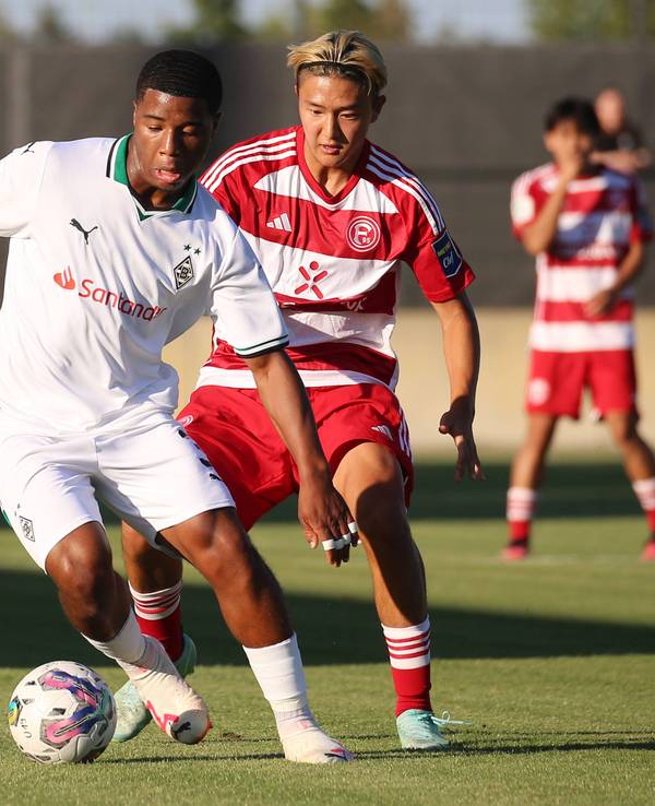 Joshua Lucky Uwakhonye im Zweikampf mit Si-Woo Yang.