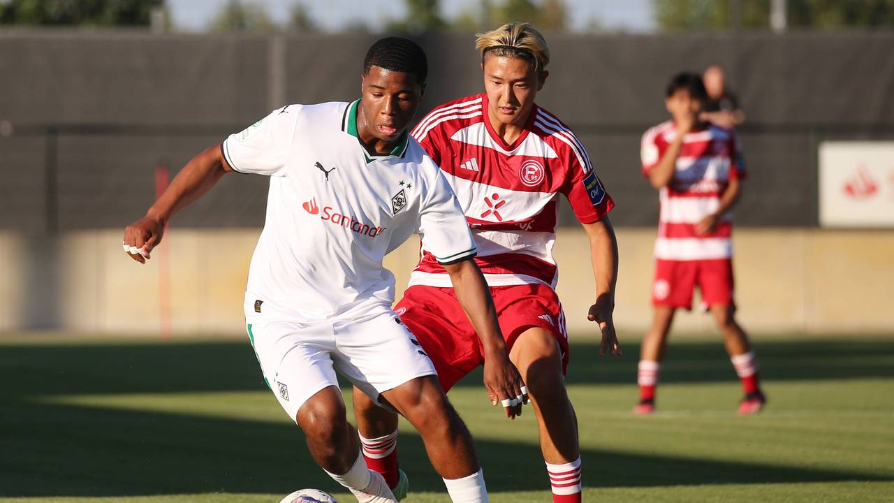 Joshua Lucky Uwakhonye im Zweikampf mit Si-Woo Yang.