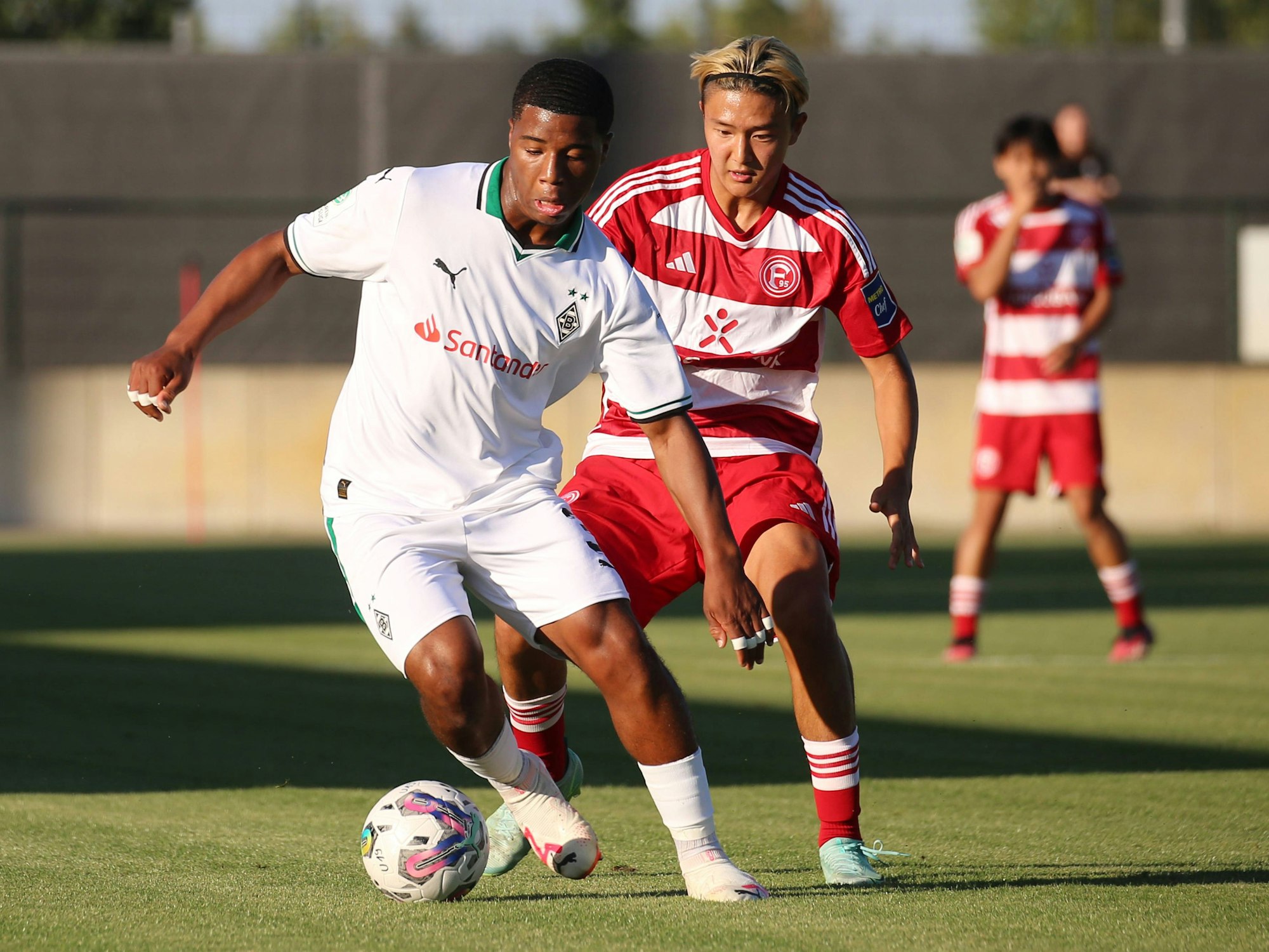Joshua Lucky Uwakhonye im Zweikampf mit Si-Woo Yang.