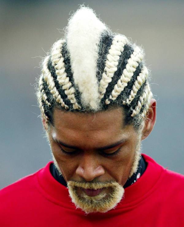 Abel Xaver blickt nach unten