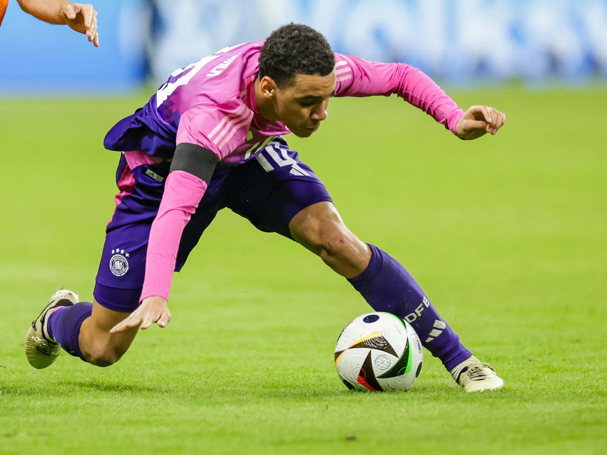 Deutschlands Jamal Musiala rutscht weg.