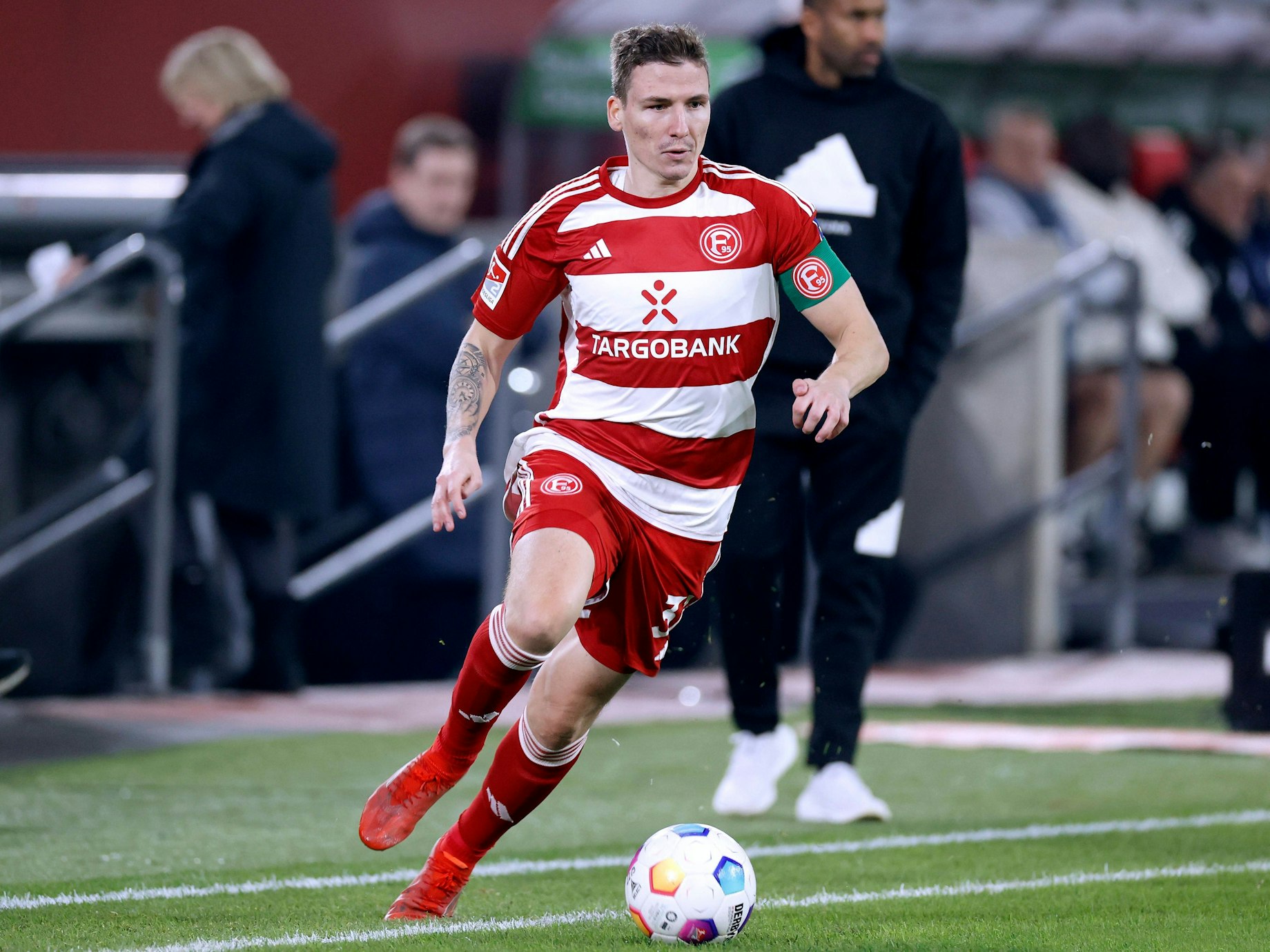 Marcel Sobottka läuft mit dem Ball über den Platz.