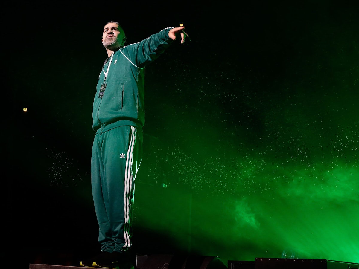 Bushido im grünen Jogginganzug bei seinem Konzert in Köln