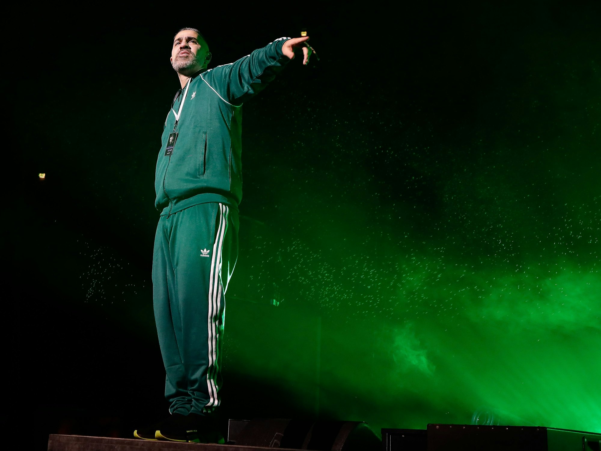 Bushido im grünen Jogginganzug bei seinem Konzert in Köln