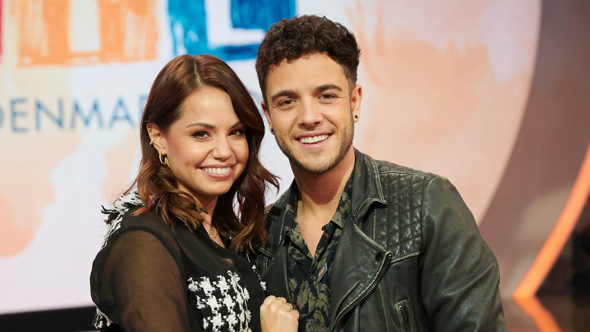 Christina Luft (l), Tänzerin, und Luca Hänni, Sänger, stehen beim 25. RTL Spendenmarathon im Studio.