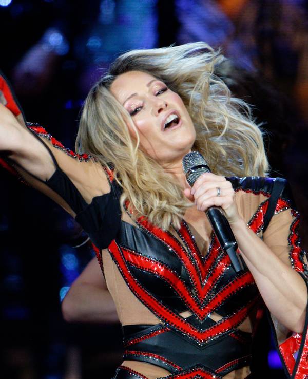Die Sängerin Helene Fischer agiert bei einem Konzert ihrer Tour „Rausch“ auf der Bühne.