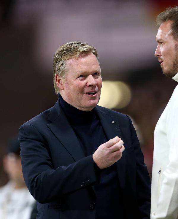 Die Nationaltrainer Ronald Koeman und Julian Nagelsmann tauschen sich am Rande des Länderspiels Deutschland gegen die Niederlande aus.