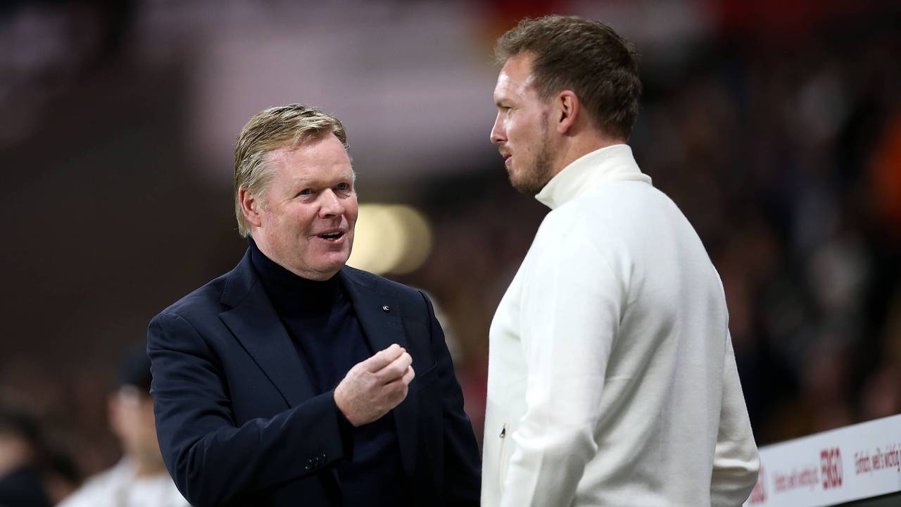 Die Nationaltrainer Ronald Koeman und Julian Nagelsmann tauschen sich am Rande des Länderspiels Deutschland gegen die Niederlande aus.