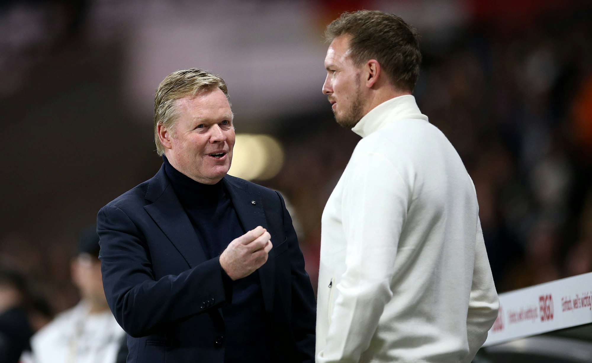 Die Nationaltrainer Ronald Koeman und Julian Nagelsmann tauschen sich am Rande des Länderspiels Deutschland gegen die Niederlande aus.