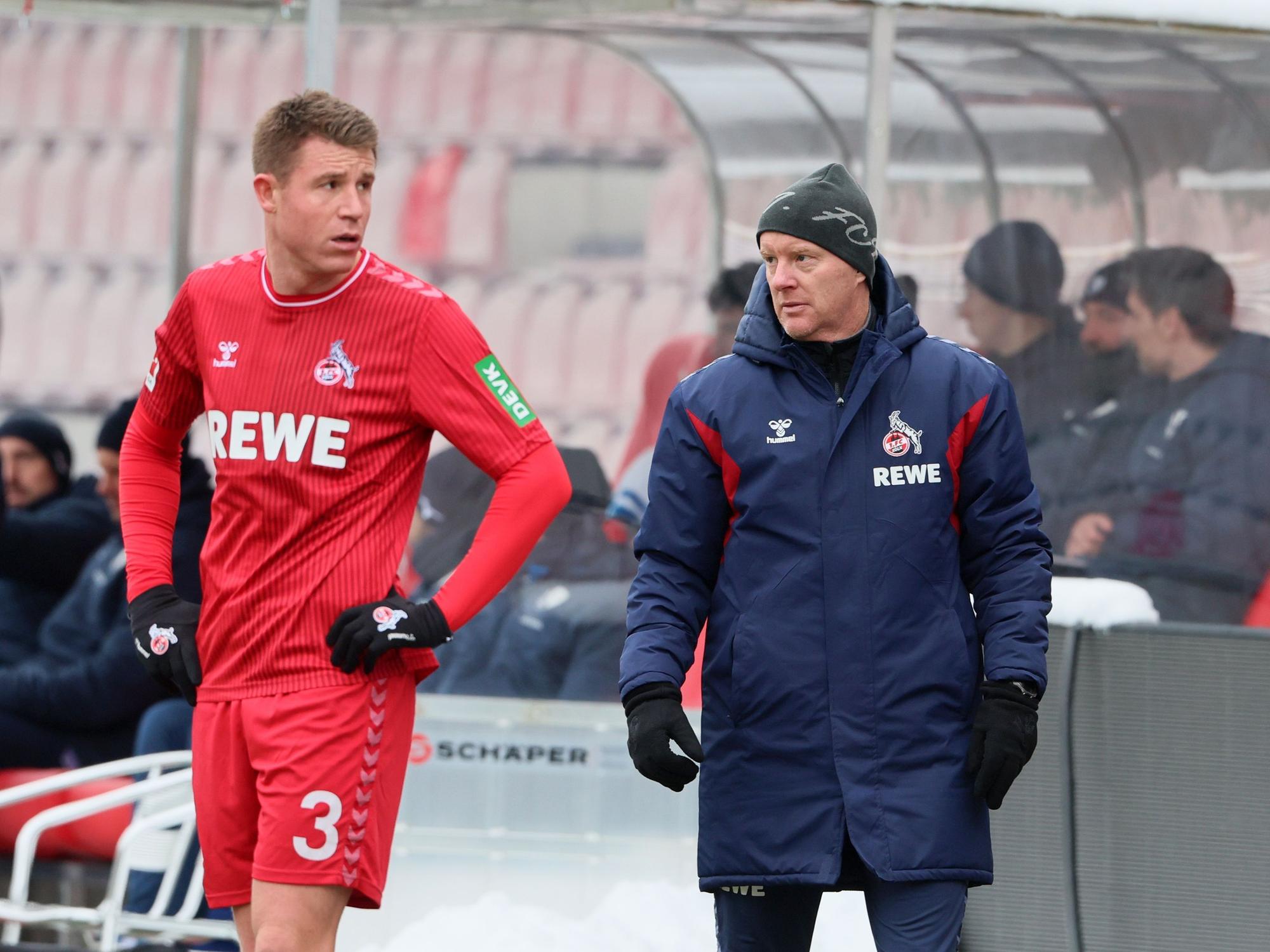 FC-Verteidiger Dominique Heintz (l.) und Trainer Timo Schultz im Testspiel gegen den VfL Bochum am 21. Januar 2024.