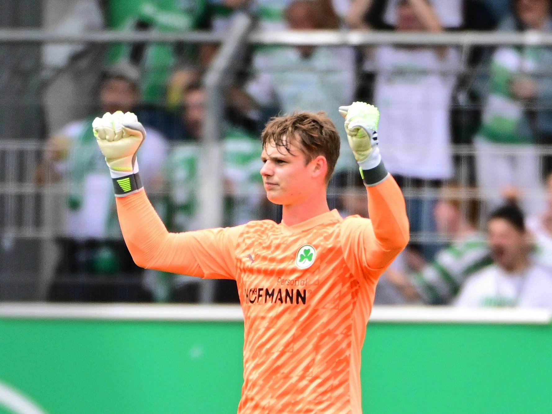 FC-Leihspieler Jonas Urbig bejubelt den Treffer zum 2:0 im Spiel zwischen Greuther Fürth und dem SC Paderborn am 30. Juli 2023.